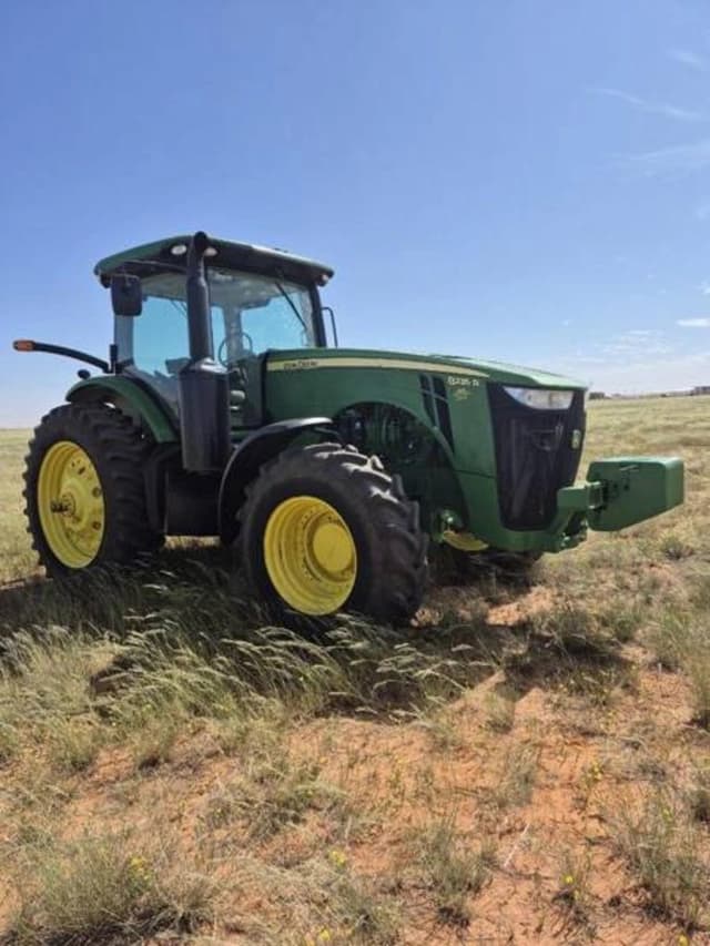 Image of John Deere 8235R equipment image 2