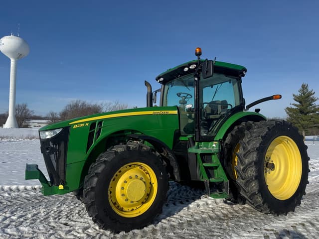 Image of John Deere 8235R equipment image 1