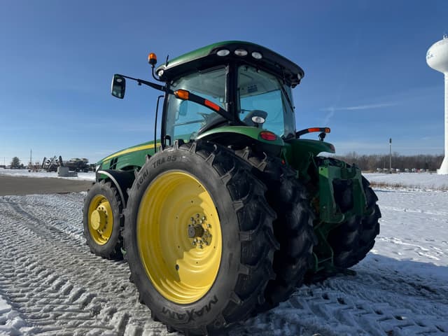 Image of John Deere 8235R equipment image 4