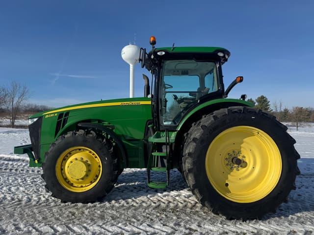 Image of John Deere 8235R equipment image 3