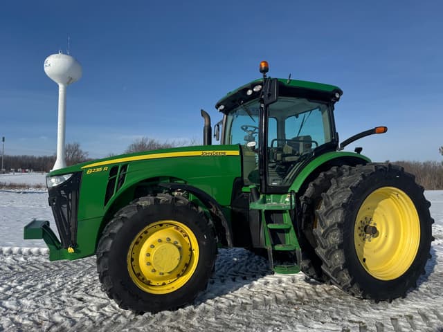 Image of John Deere 8235R equipment image 2