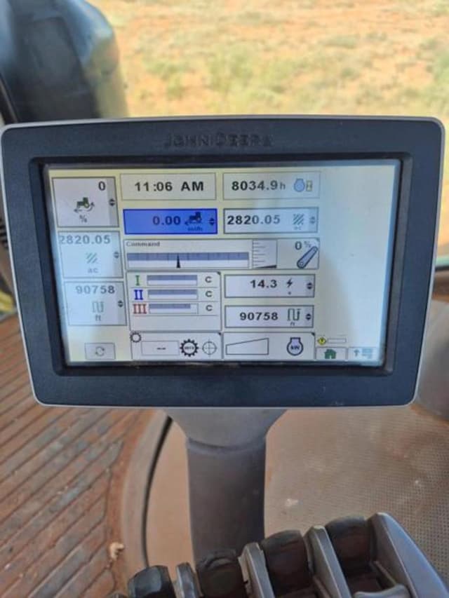 Image of John Deere 8235R equipment image 3