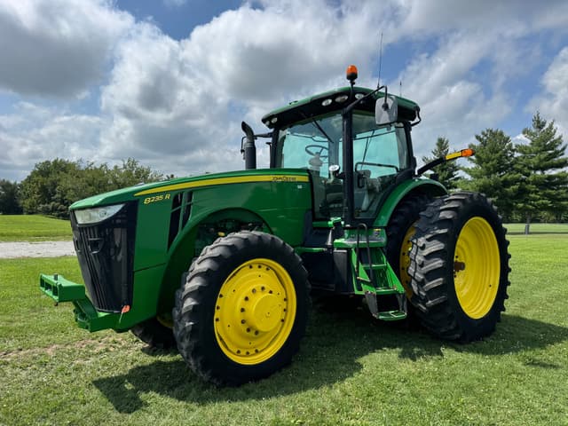 Image of John Deere 8235R equipment image 1