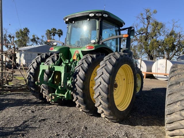 Image of John Deere 8235R equipment image 4