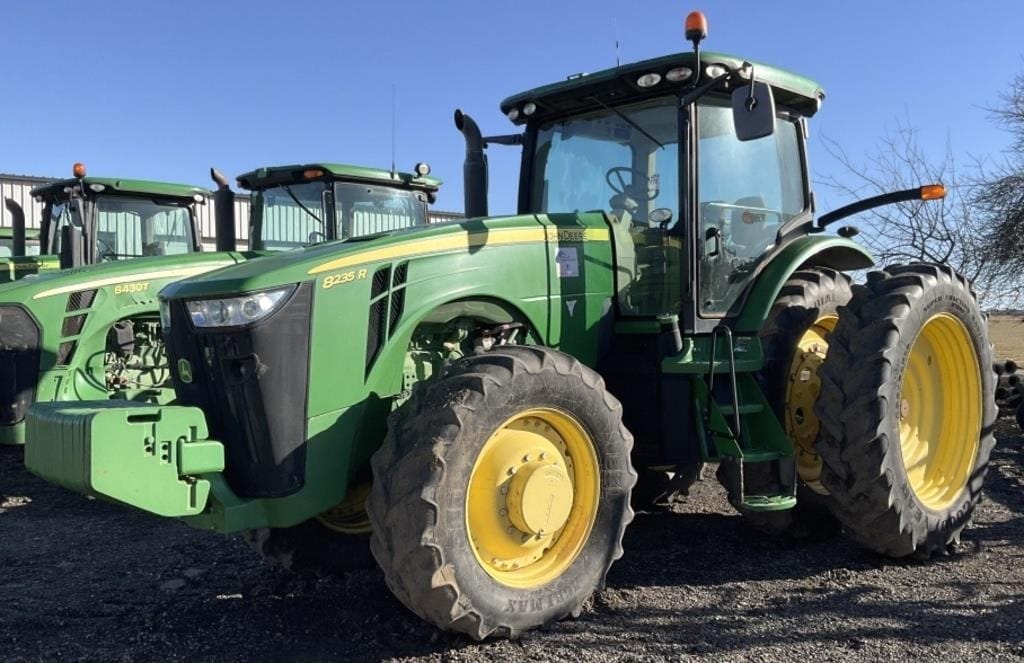 John Deere 8235R Equipment Image0