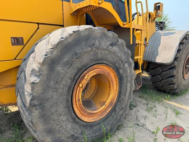 Image of John Deere 824J equipment image 3
