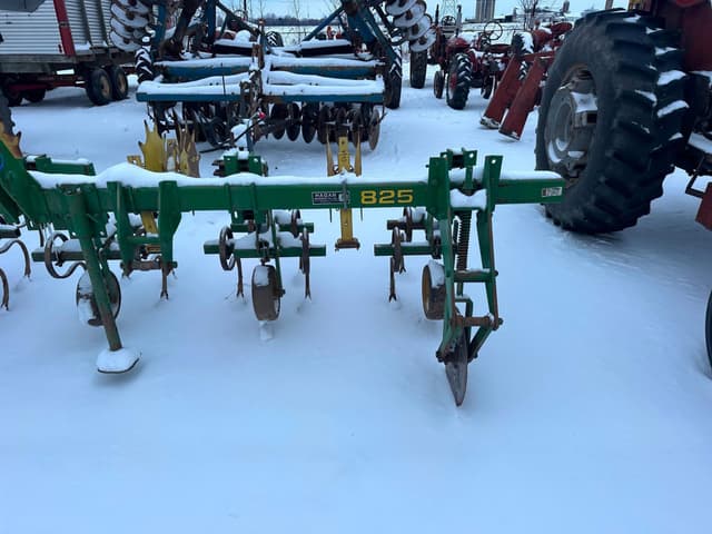 Image of John Deere 825 equipment image 1