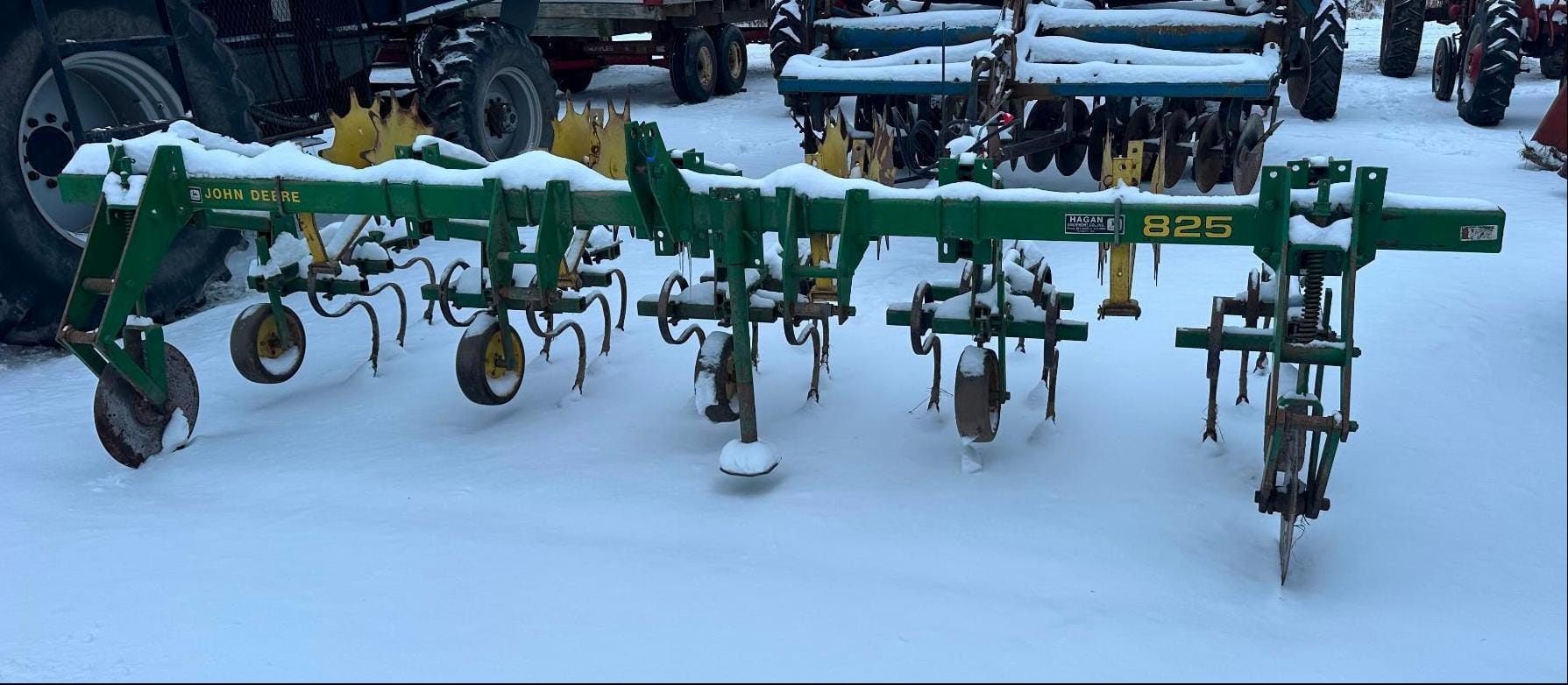 John Deere 825 Equipment Image0
