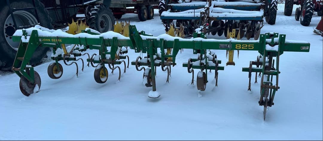 Image of John Deere 825 Primary image