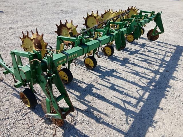Image of John Deere 825 equipment image 1