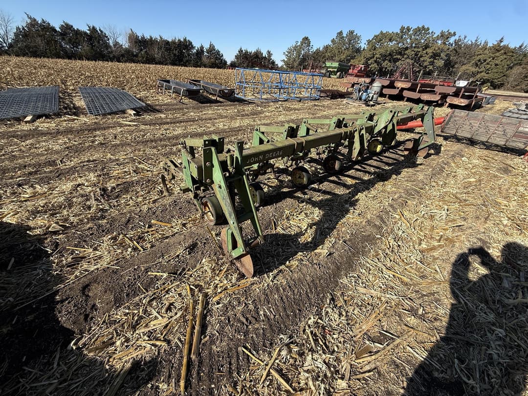 Image of John Deere 825 Primary image