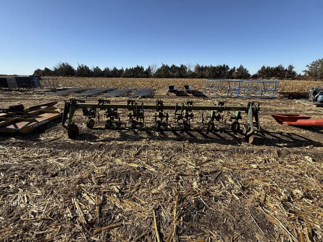 Image of John Deere 825 equipment image 1