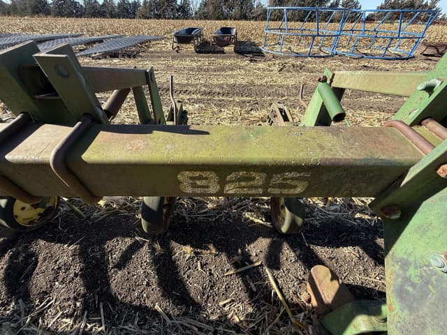 Image of John Deere 825 equipment image 2