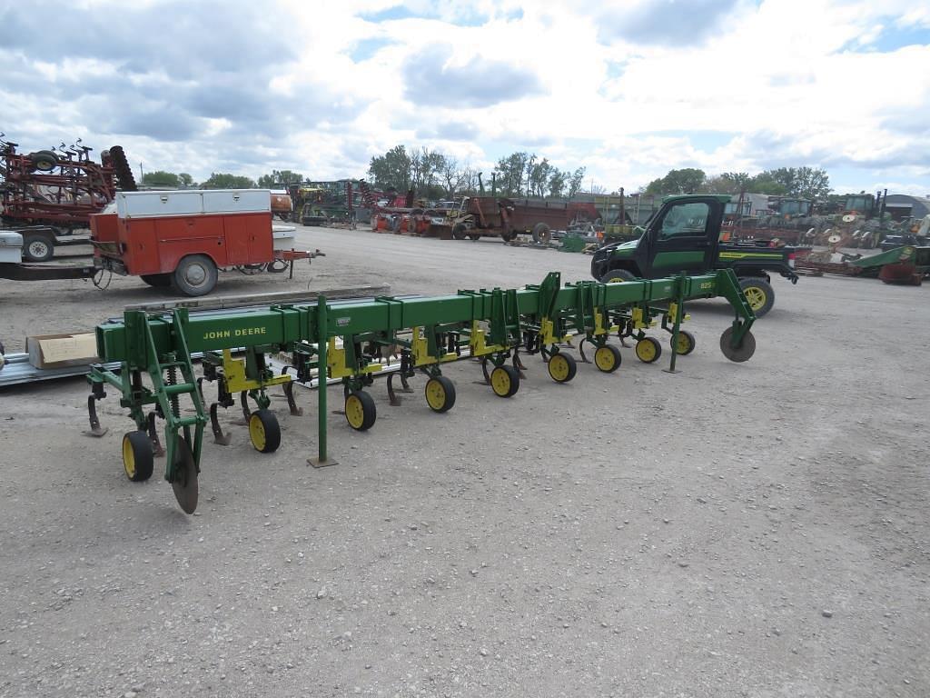 Image of John Deere 825 Image 1