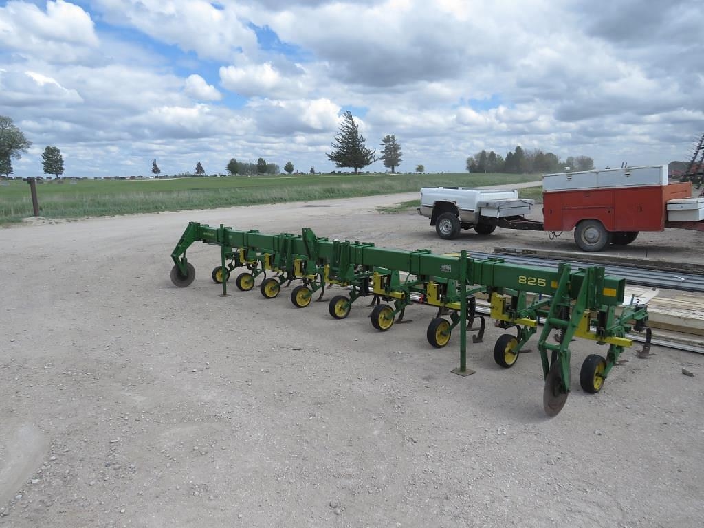 Image of John Deere 825 Image 0