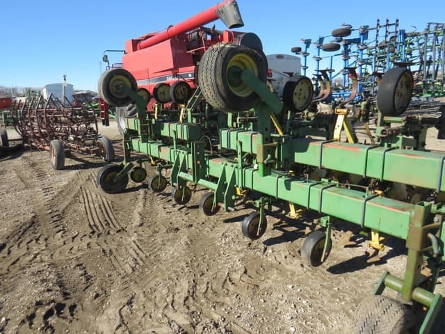 Image of John Deere 825 equipment image 1