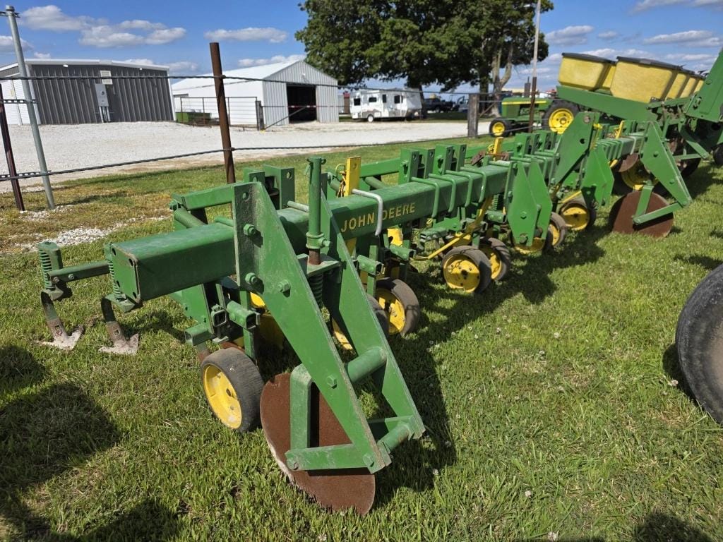 John Deere 825 Equipment Image0