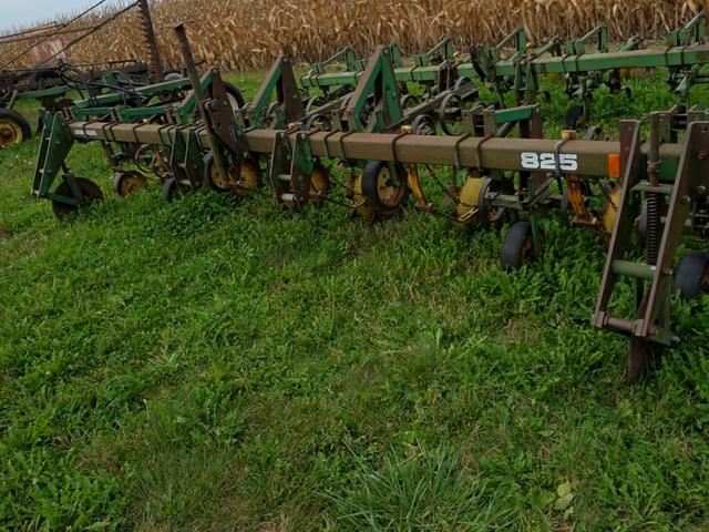 Image of John Deere 825 equipment image 1