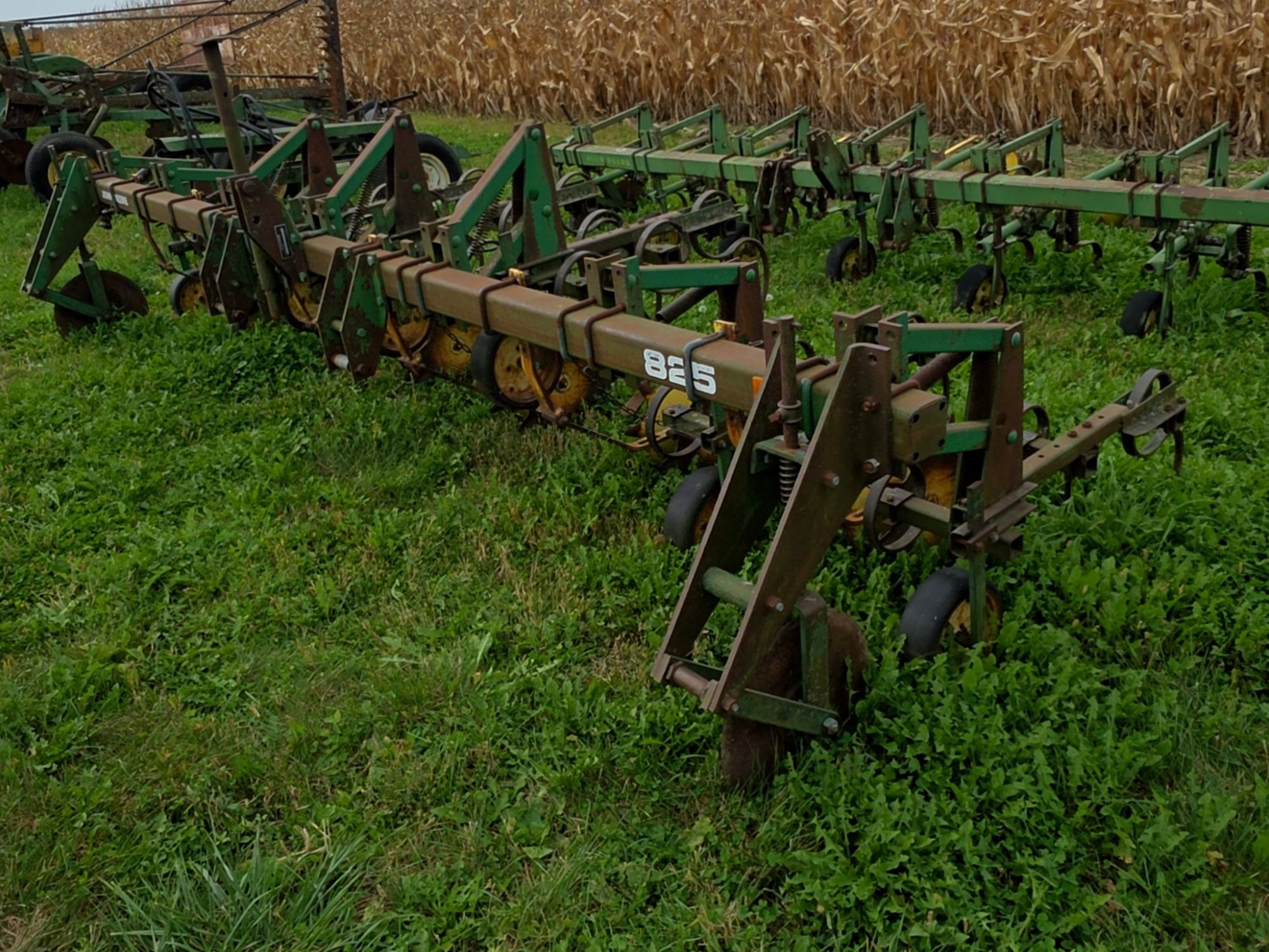 John Deere 825 Equipment Image0
