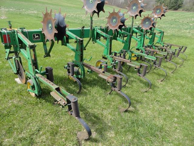 Image of John Deere 825 equipment image 1