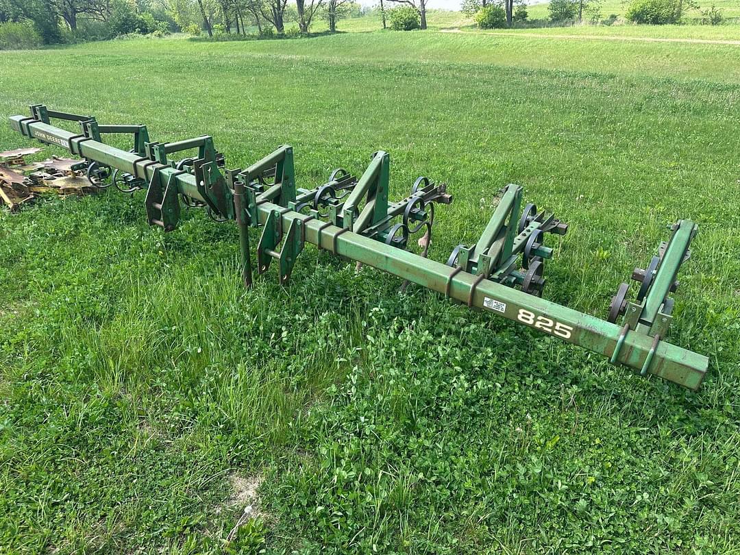 Image of John Deere 825 Primary image