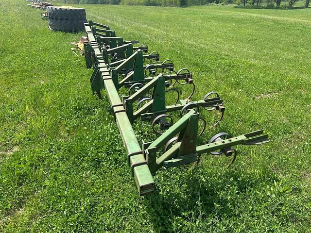 Image of John Deere 825 equipment image 1