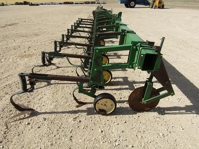 Image of John Deere 825 equipment image 2