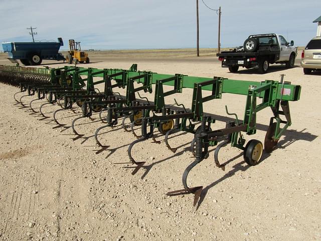 Image of John Deere 825 equipment image 3