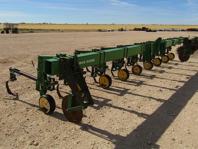 Image of John Deere 825 equipment image 1