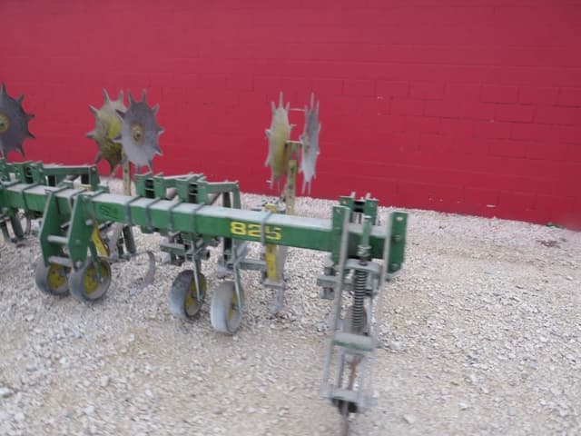Image of John Deere 825 equipment image 1