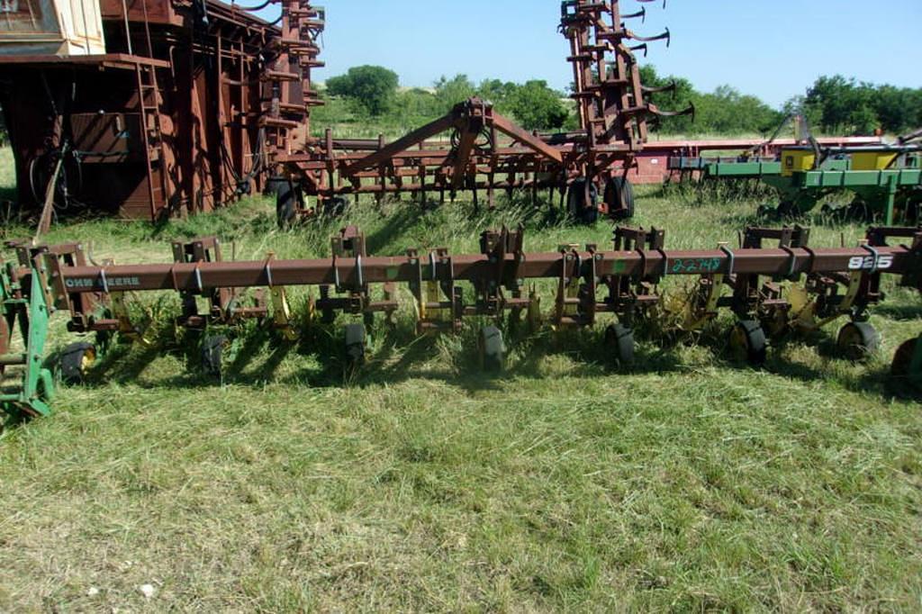 Image of John Deere 825 Image 0