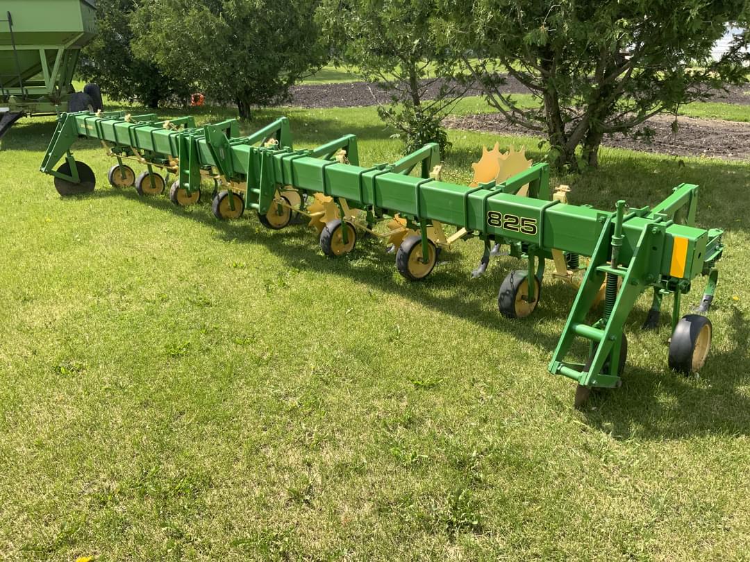 Image of John Deere 825 Primary image