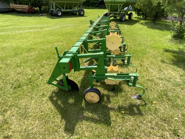 Image of John Deere 825 equipment image 1