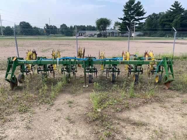 Image of John Deere 825 equipment image 1