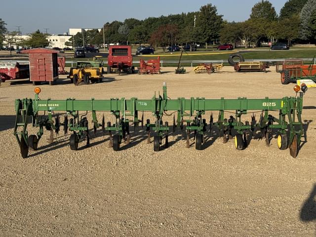 Image of John Deere 825 equipment image 2