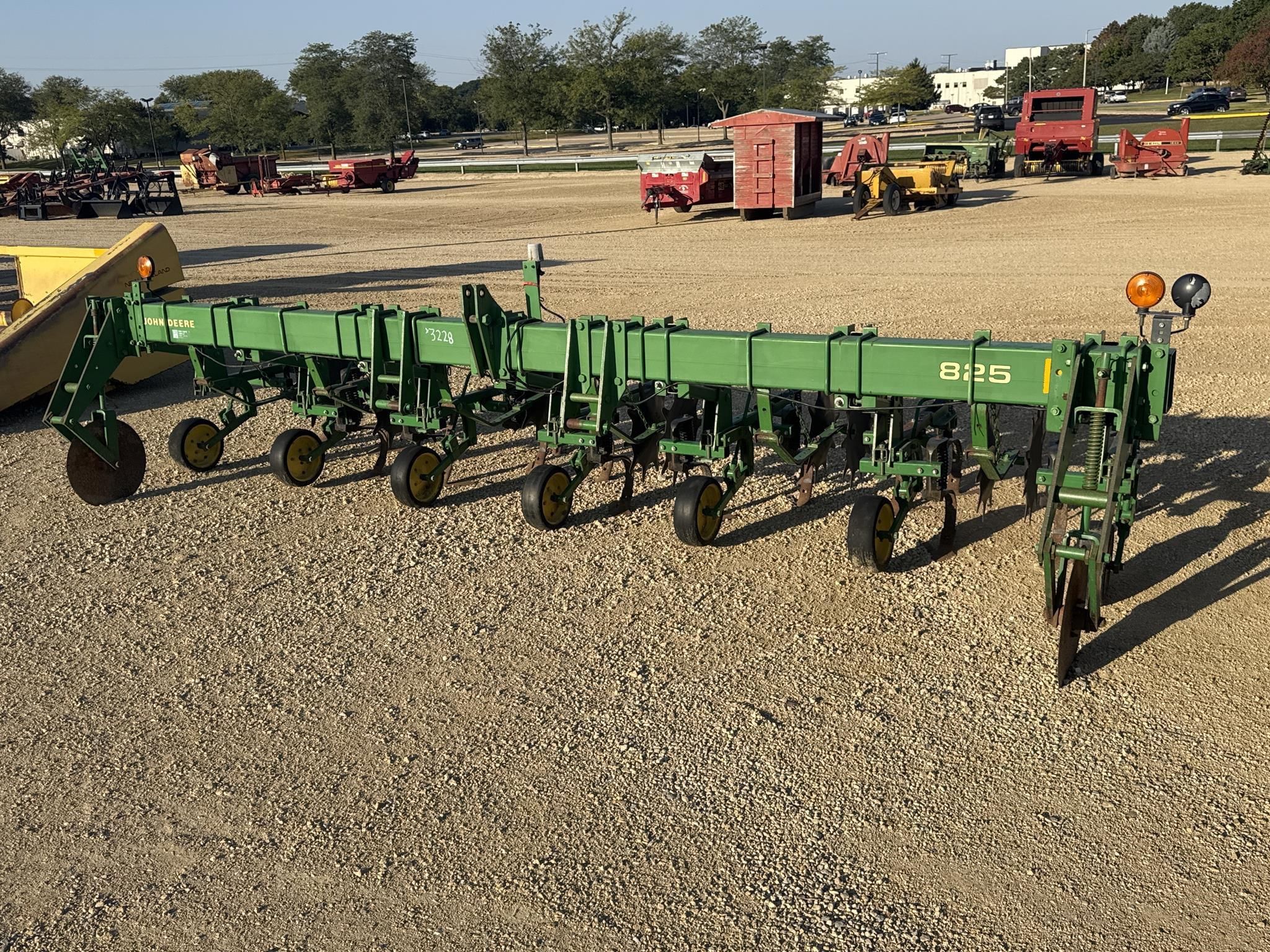 John Deere 825 Equipment Image0