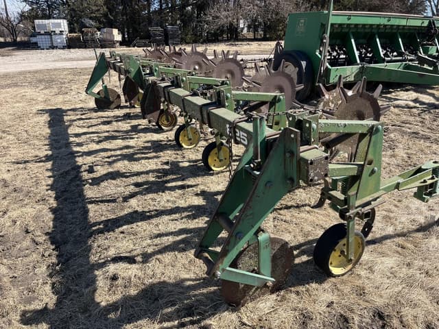 Image of John Deere 825 equipment image 1