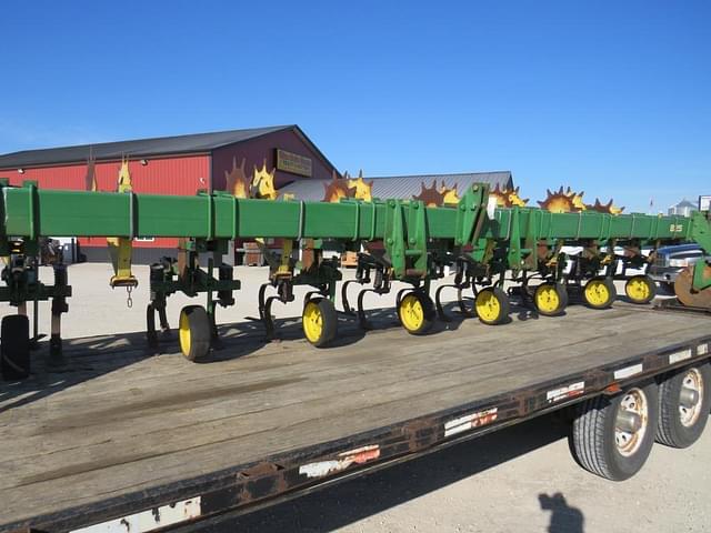 Image of John Deere 825 equipment image 1