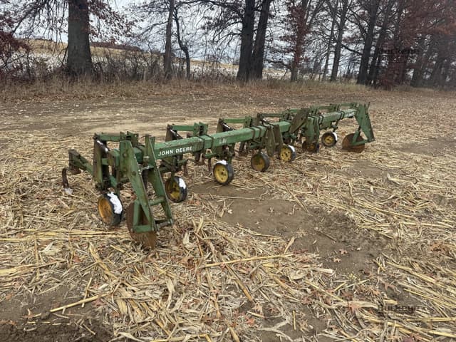 Image of John Deere 825 equipment image 1