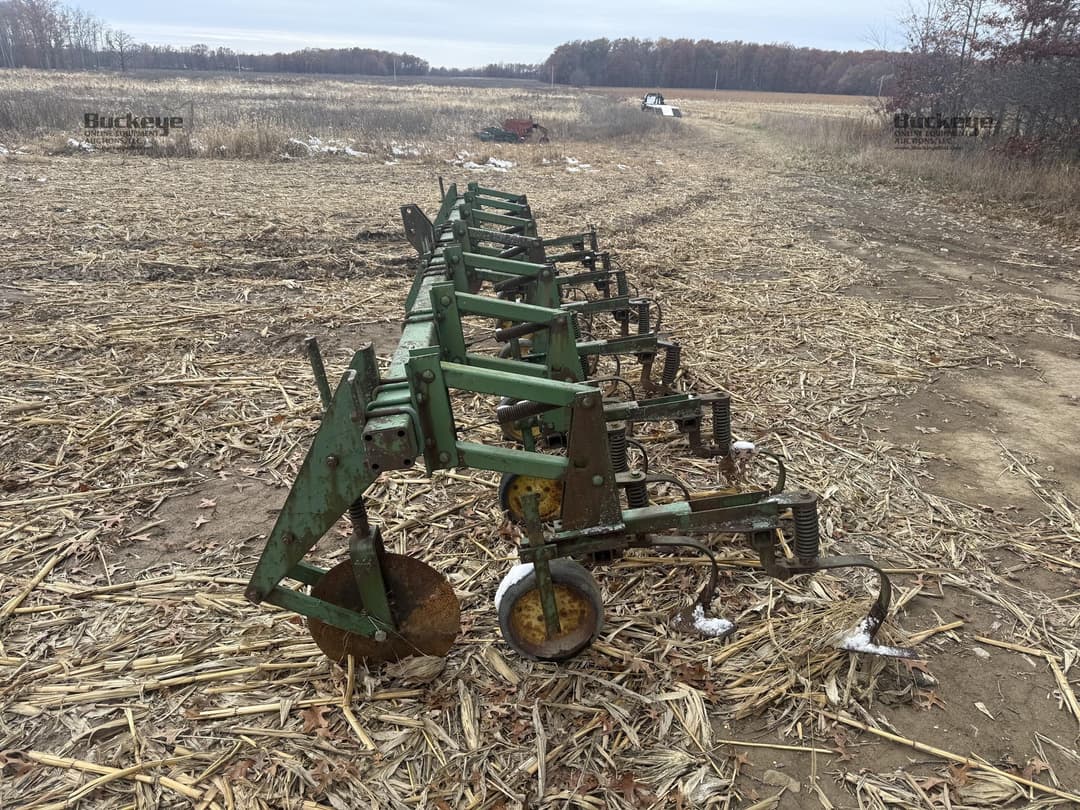 Image of John Deere 825 Primary image