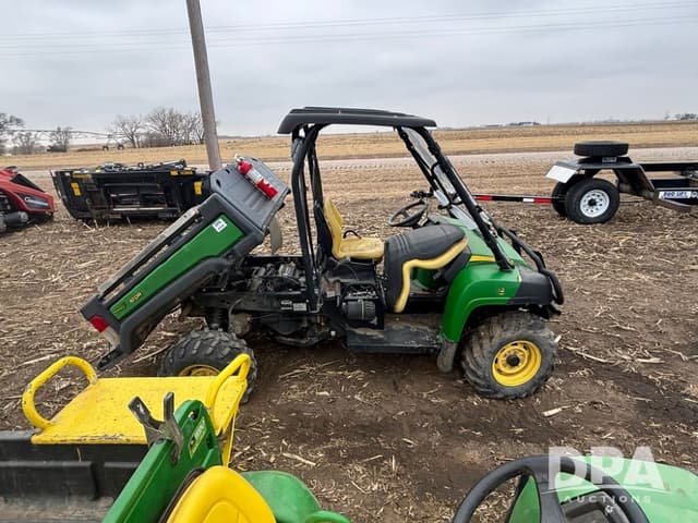 Image of John Deere Gator 825 equipment image 4