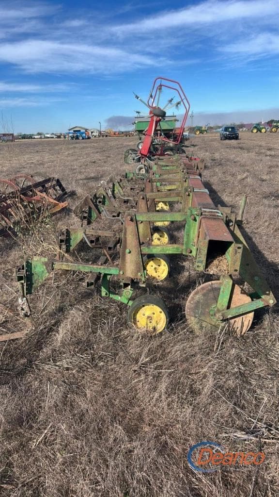 Image of John Deere 825 equipment image 1