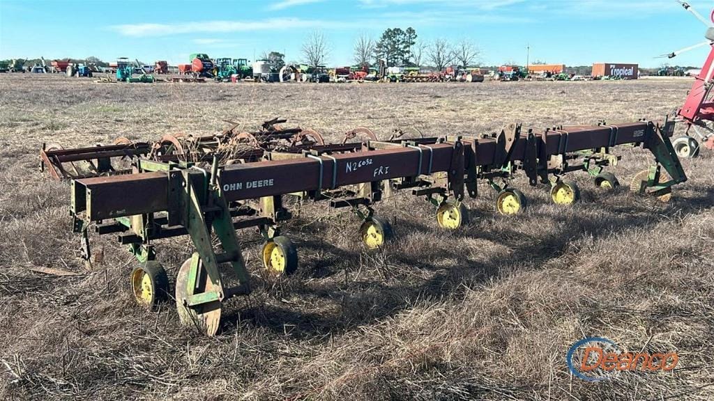 John Deere 825 Equipment Image0