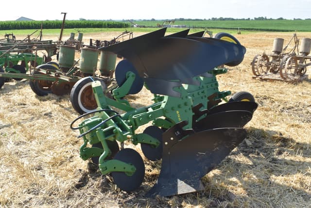 Image of John Deere 825 equipment image 2