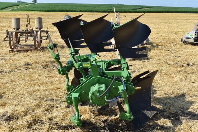 Image of John Deere 825 equipment image 1