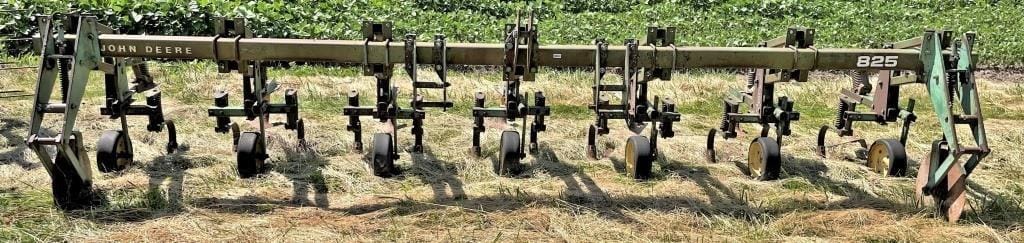 Main image John Deere 825