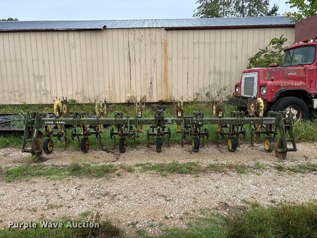 Image of John Deere 825 equipment image 1