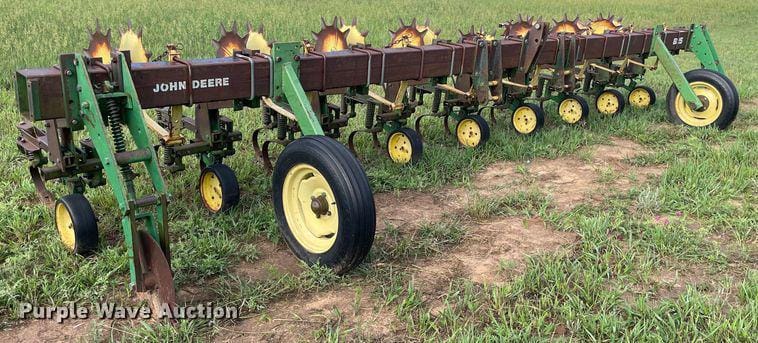 Main image John Deere 825