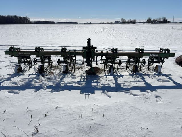 Image of John Deere 825 equipment image 4