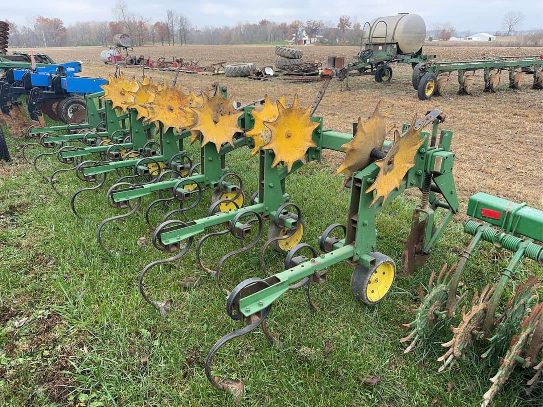 Image of John Deere 825 Primary image